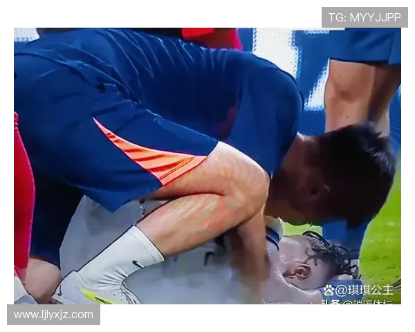 凯塞多同款防守引争议什克鲁莽踩脚裁判视而不见引发热议